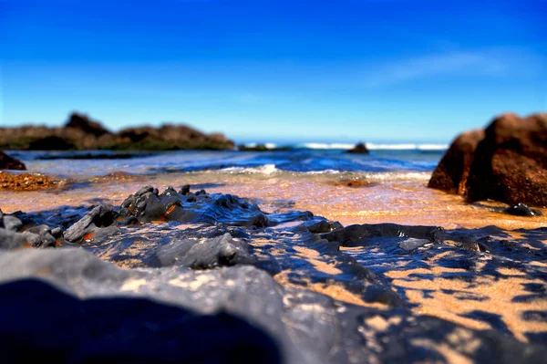 夏の初めに岩の多いビーチからの風景 — ストック写真