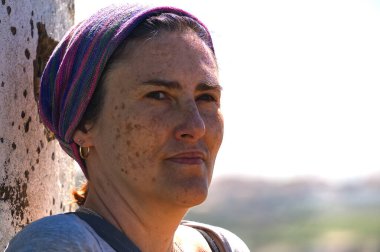 Sahada saç bandı takan bir kadın.