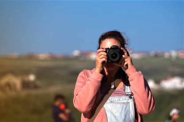 Женщина Камерой Фотографирует Пляже Вечером — стоковое фото