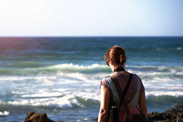 Mulher Fotografando Com Cabelo Vermelho Costa Oceano — Fotografia de Stock