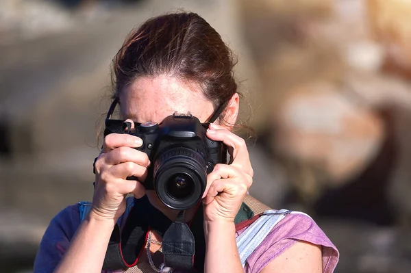 Mujer Fotografiando Con Pelo Rojo Orilla Del Océano —  Fotos de Stock