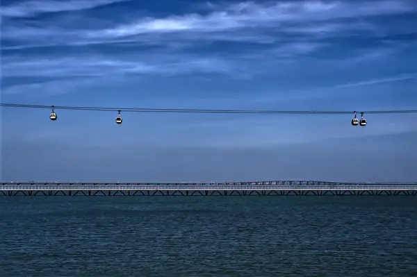 Вид Річкою Трохи Канатних Автомобілів Міст Горизонті — стокове фото