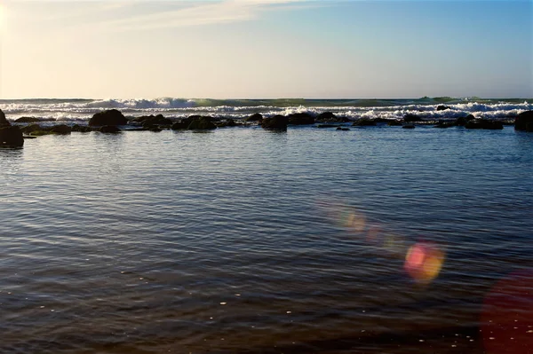 Seascape Skalnatou Pláží Blízkosti Západu Slunce — Stock fotografie