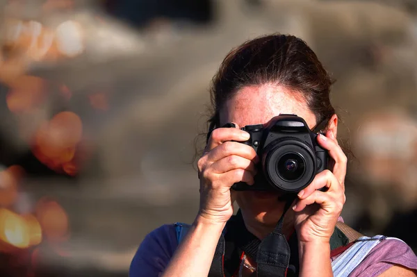 Uma Mulher Com Uma Câmera Perto Oceano Tirando Fotos — Fotografia de Stock