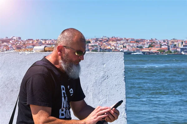 Homem Adulto Olhando Para Seu Telefone Margem Rio — Fotografia de Stock