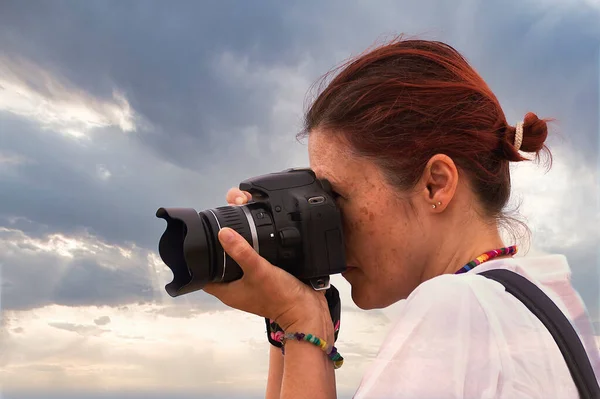 Vörös Hajú Fényképezőgéppel Hátizsákkal Óceán Szélén — Stock Fotó
