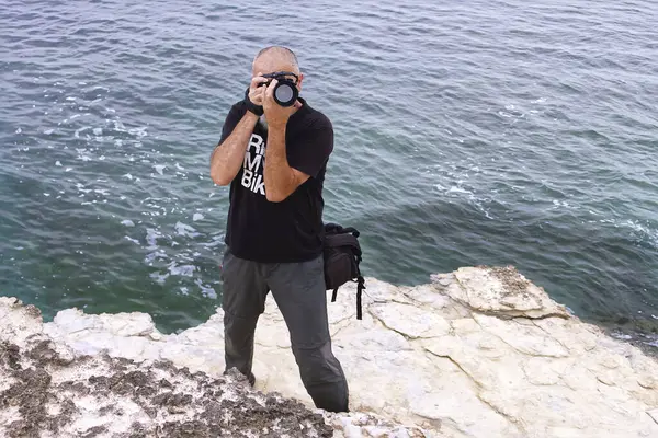 Homem Preto Com Uma Câmera Borda Oceano — Fotografia de Stock