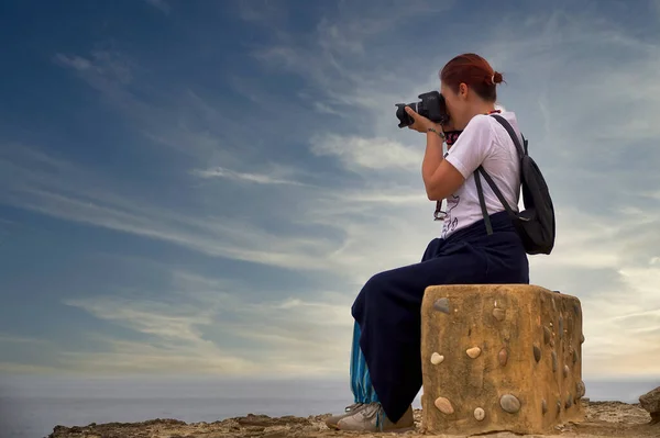 红头发的女人 带着相机站在大海的边缘 — 图库照片