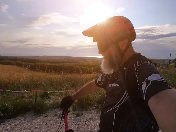 Велосипедист Червоним Шоломом Велосипеді Заході Сонця — стокове фото