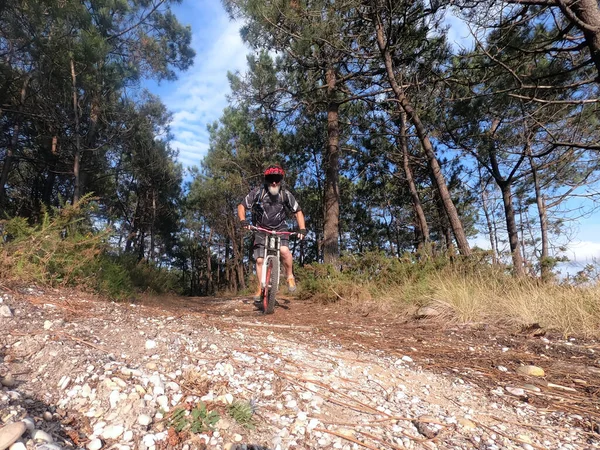 Cycliste Avec Casque Rouge Sur Vélo Coucher Soleil — Photo