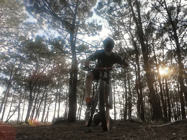Ein Radfahrer Mit Rotem Helm Auf Einem Fahrrad Bei Sonnenuntergang — Stockfoto