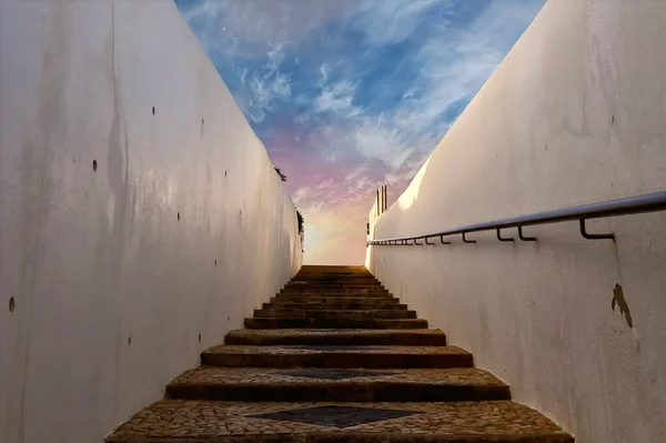 Vista Uma Escada Pavimentada Entre Duas Paredes — Fotografia de Stock