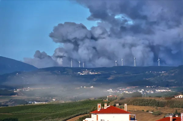 Landschap Met Dramatische Wolken Gevormd Door Een Vuur — Stockfoto
