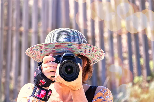 Şapkalı Bir Kadın Fotoğrafçı Kum Tepelerinin Fotoğrafını Çekiyor — Stok fotoğraf