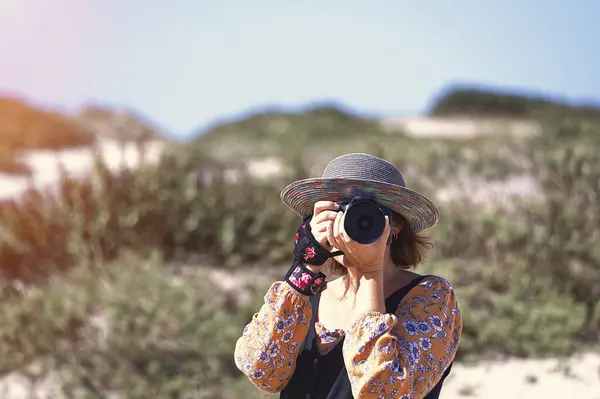 Una Fotografa Donna Con Cappello Che Fotografa Alcune Dune — Foto Stock