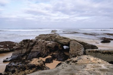 Sonbaharın başında kayalık bir sahilden deniz manzarası