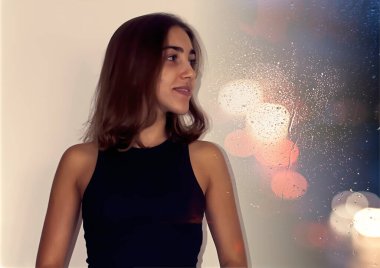 Evinde poz veren genç kız.