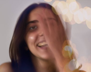 Evinde poz veren genç kız.