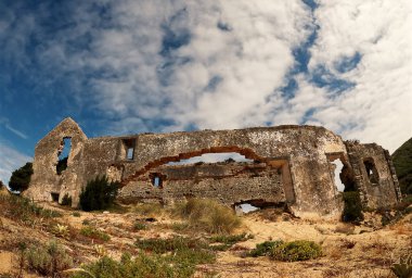Sahildeki antik manastırın kalıntıları.