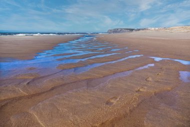 Portekiz 'in kumlu sahilinde Atlantik Okyanusu' nun dalgaları.