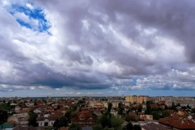 Şehrin üzerinde bulutlu gökyüzü ile panoramik manzara