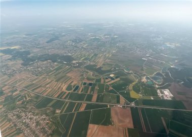 Avrupa 'da uçuş sırasında şehrin uçak penceresinden havadan görünüşü