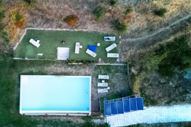 Parktaki çimlerin üzerindeki güneş panellerinin havadan görünüşü.