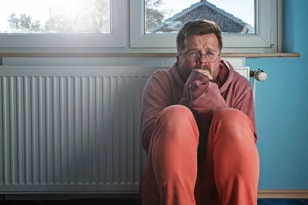 Hombre Envuelve Suéter Apoyado Radiador Ligeramente Caliente Concepto Crisis Energética — Foto de Stock