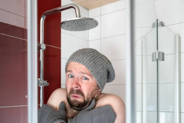European Man Hat Mittens Shower Cold Water Freezes Looks Miserable — Stock Photo, Image