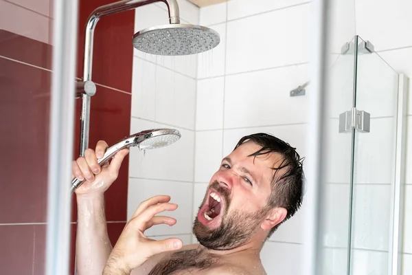 Europejczyk Śpiewający Głośno Pod Prysznicem Przy Użyciu Pojemnika Napoje Jako — Zdjęcie stockowe