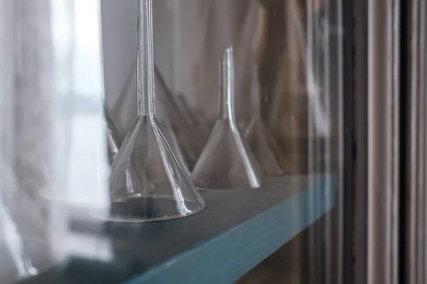 キャビネットの棚の化学実験室のための漏斗 — ストック写真