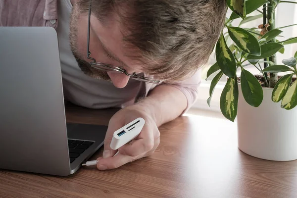 Mann Schließt Speicherkartenleser Laptop Hausinneren Nahaufnahme — Stockfoto