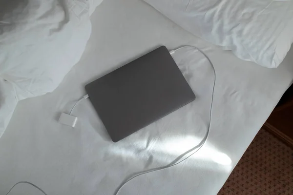 Laptop Mit Strom Aufladen Auf Dem Bett Der Speicherkartenleser Ist — Stockfoto