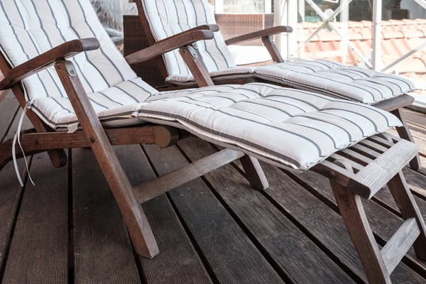 Cadeira Madeira Vazia Com Travesseiro Macio Terraço Fundo Dos Telhados — Fotografia de Stock