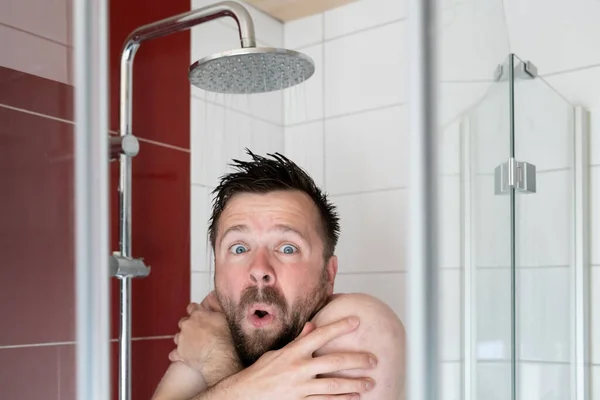Homem Europeu Toma Banho Sob Água Fria Ele Congela Parece Imagem De Stock