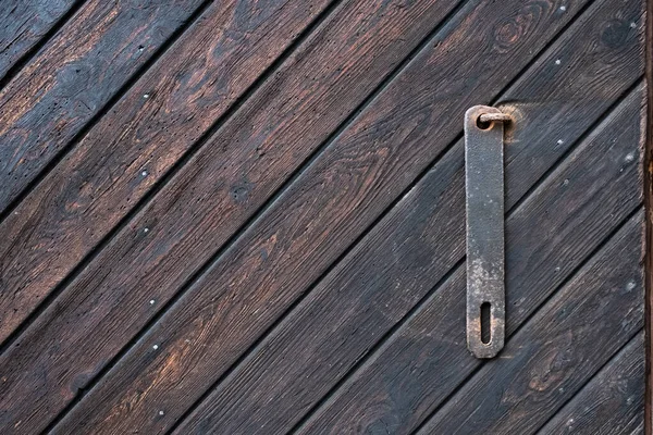 Stare Drewniane Drzwi Metalowym Elementem Zamocowania Kłódki Teksturowane Tło Brązowy — Zdjęcie stockowe