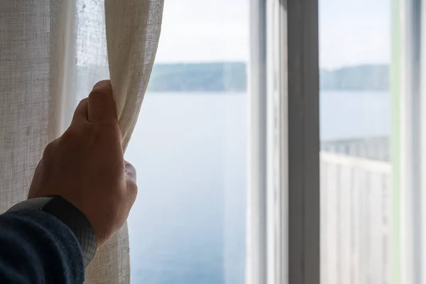 Hand Drar Tillbaka Gardinen Fönstret Genom Vilken Utsikt Över Havsbilden — Stockfoto