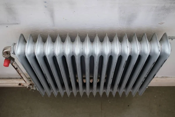 暖房をオンまたはオフするバルブ付きの古いラジエーター エネルギー危機の概念と暖房費の増加 フラットレイ — ストック写真