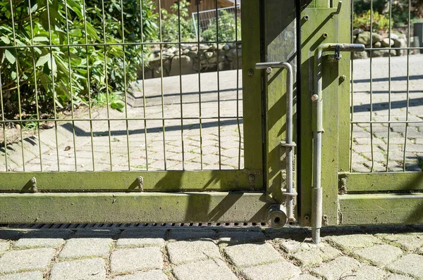 Kapı Çelik Izgaradan Yapılmış Aşağıdan Dışarıdan Kilitlenebilir Geçiş Yok Özel — Stok fotoğraf