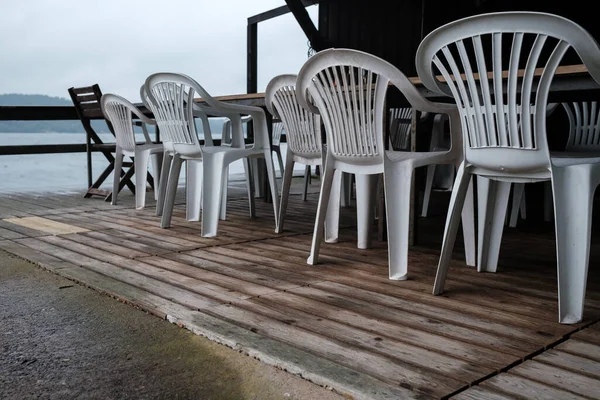 在海景的背景下关闭的餐馆 夏天的一天 在一个旅游胜地的阳台上 一个空椅子和空桌 — 图库照片