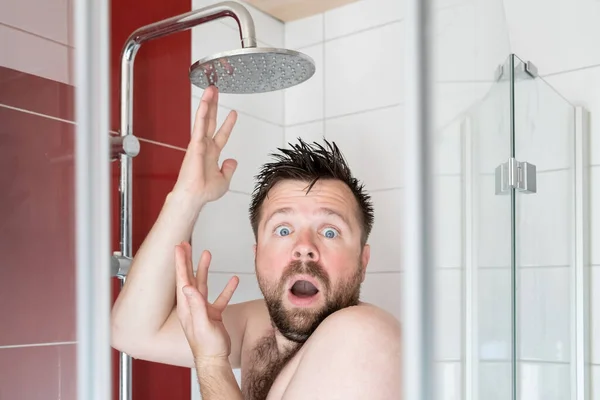 Człowiek Zakłopotanie Pod Prysznicem Którym Woda Przestała Płynąć Powodu Przerwy — Zdjęcie stockowe