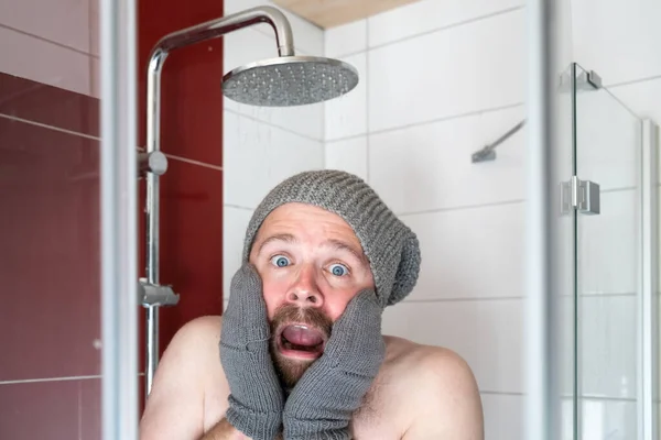Egy Férfi Kalapban Kesztyűben Zuhany Alatt Hideg Víz Alatt Fázik — Stock Fotó