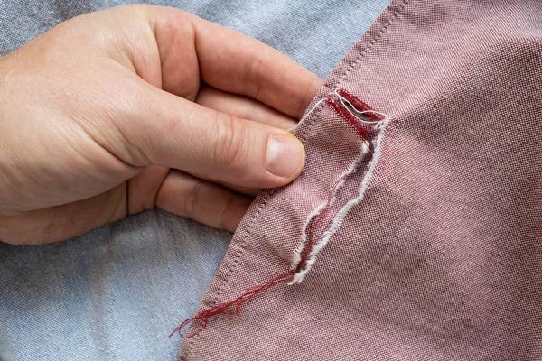 Camisa Nueva Rota Rosa Mano Sostiene Una Prenda Con Agujero —  Fotos de Stock