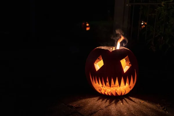 Halloween Przerażająca Latarnia Przerażająca Świecąca Dyniowa Twarz Ciemności Miejsce Tekst — Zdjęcie stockowe