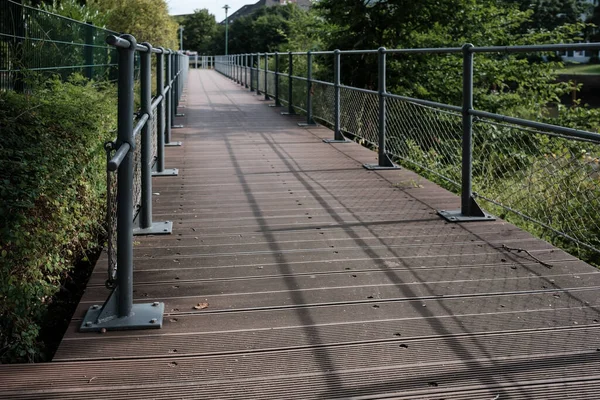 Houten Loopbrug Met Metalen Leuningen Voor Een Veilige Wandeling Het — Stockfoto