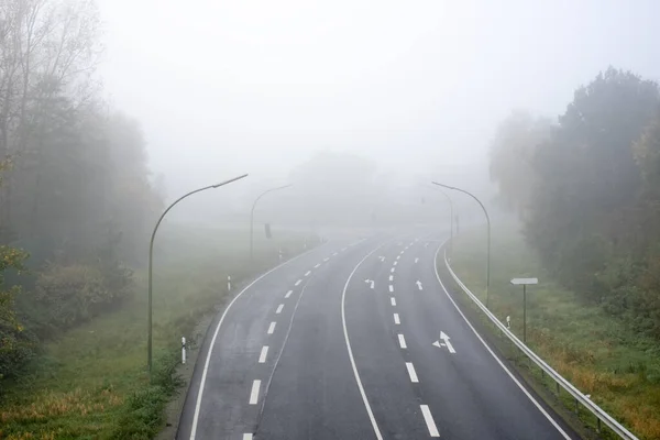 Leere Autobahn Durch Den Wald Einem Nebligen Herbstmorgen Autobahn Ohne — Stockfoto