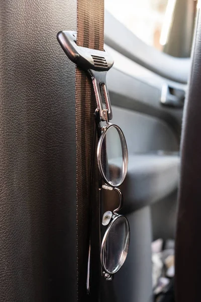 자동차 안전띠에는 안경이 장애가 운전자의 필수적 액세서리 전하게 수있다는 들었어요 — 스톡 사진