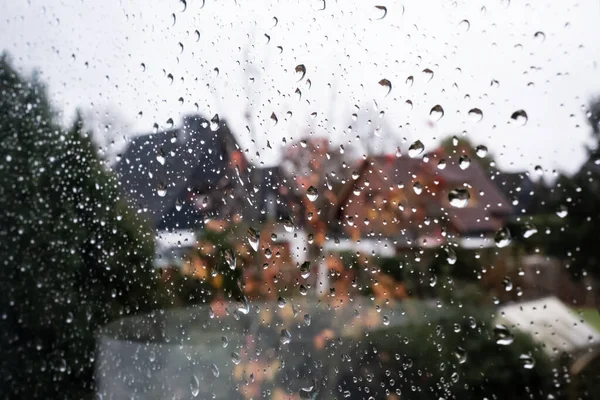 Krople Deszczu Szybie Okiennej Zewnątrz Tle Podwórka Odbiór Zbliżenie — Zdjęcie stockowe