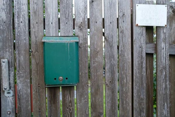 Mailbox Verde Cancello Legno Una Cornice Bianca Pende Sulla Recinzione — Foto Stock