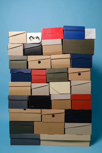 Stapeln Verschiedener Schuhkartons Auf Blauem Hintergrund Platz Für Text Nahaufnahme — Stockfoto